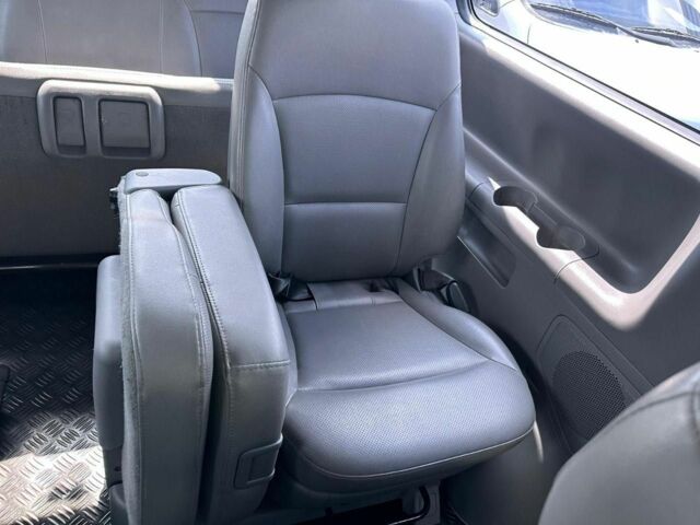 Серый Хендай Н1 (Старекс), объемом двигателя 2.5 л и пробегом 196 тыс. км за 14500 $, фото 23 на Automoto.ua