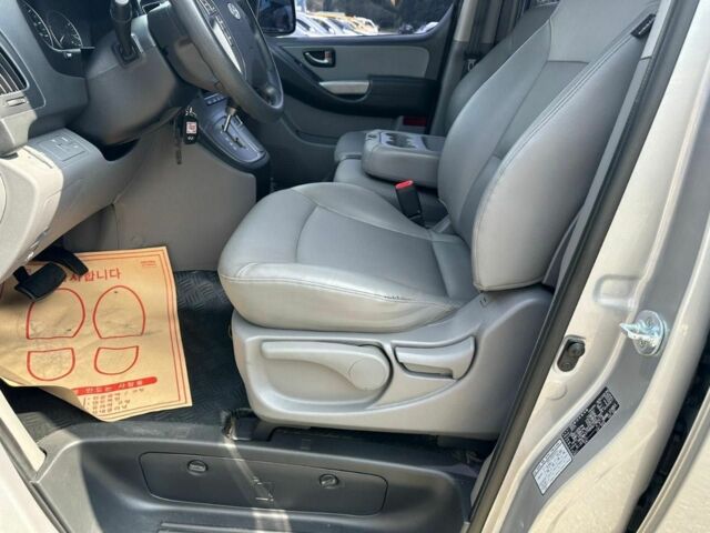 Серый Хендай Н1 (Старекс), объемом двигателя 2.5 л и пробегом 196 тыс. км за 14500 $, фото 12 на Automoto.ua