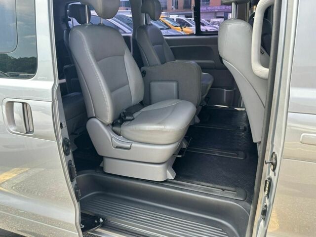 Серый Хендай Н1 (Старекс), объемом двигателя 2.5 л и пробегом 196 тыс. км за 14500 $, фото 22 на Automoto.ua