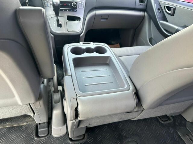 Серый Хендай Н1 (Старекс), объемом двигателя 2.5 л и пробегом 196 тыс. км за 14500 $, фото 18 на Automoto.ua