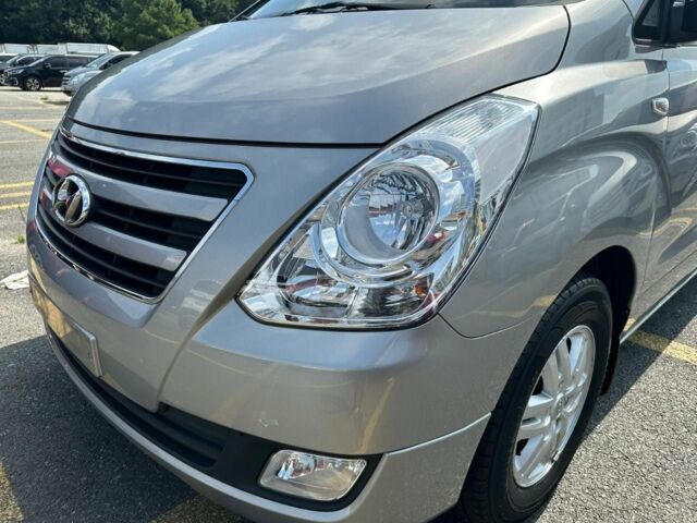 Серый Хендай Н1 (Старекс), объемом двигателя 2.5 л и пробегом 196 тыс. км за 14500 $, фото 3 на Automoto.ua