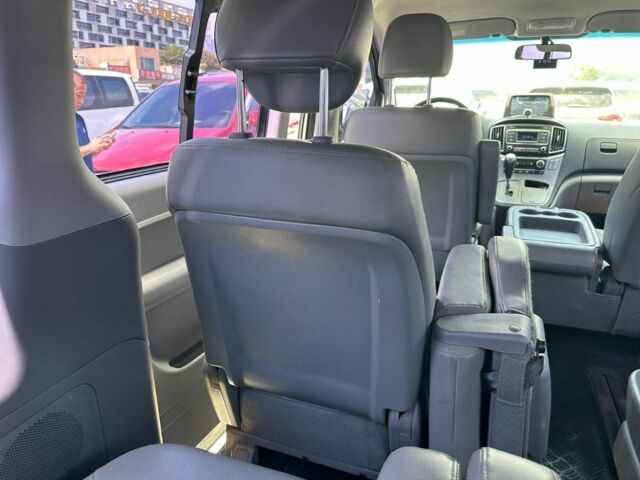 Серый Хендай Н1 (Старекс), объемом двигателя 2.5 л и пробегом 196 тыс. км за 14500 $, фото 20 на Automoto.ua