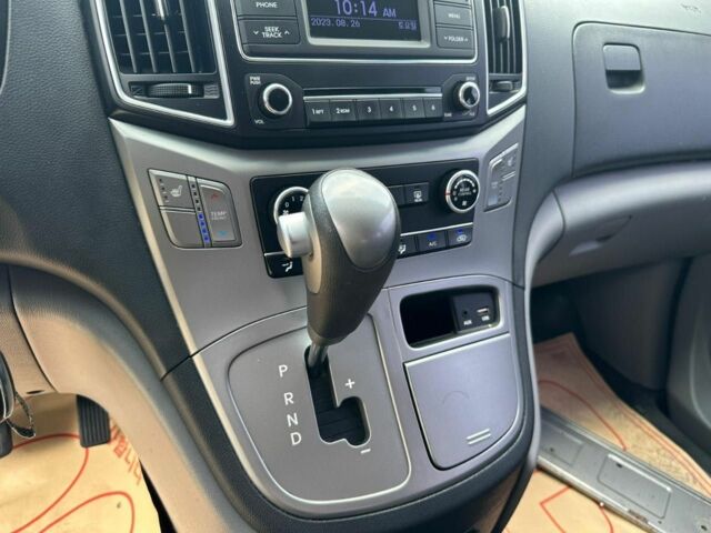 Серый Хендай Н1 (Старекс), объемом двигателя 2.5 л и пробегом 196 тыс. км за 14500 $, фото 17 на Automoto.ua