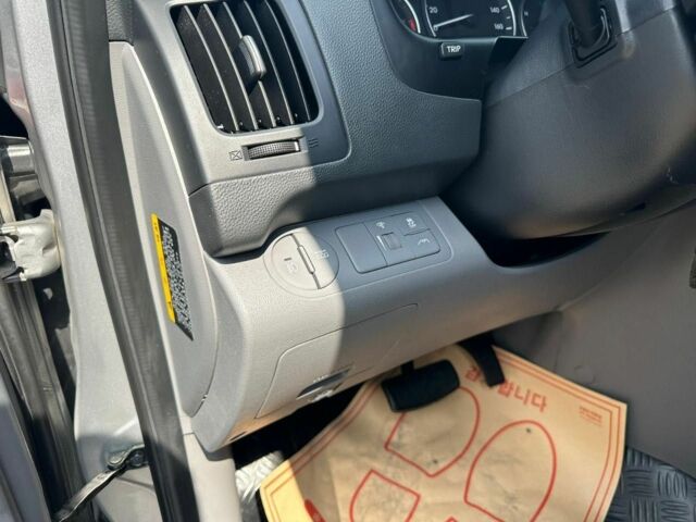 Серый Хендай Н1 (Старекс), объемом двигателя 2.5 л и пробегом 196 тыс. км за 14500 $, фото 15 на Automoto.ua