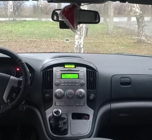 Сірий Хендай Н1 (Старекс), об'ємом двигуна 2.5 л та пробігом 216 тис. км за 12500 $, фото 6 на Automoto.ua
