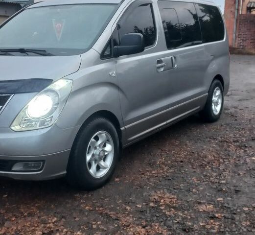 Сірий Хендай Н1 (Старекс), об'ємом двигуна 2.5 л та пробігом 216 тис. км за 12500 $, фото 1 на Automoto.ua