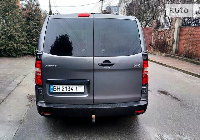 Сірий Хендай Н1 пас., об'ємом двигуна 2.5 л та пробігом 189 тис. км за 7700 $, фото 22 на Automoto.ua