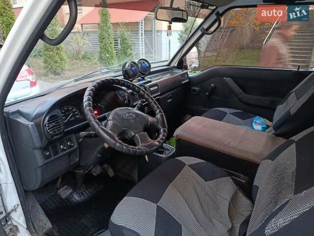 Белый Хендай Н 100, объемом двигателя 2.5 л и пробегом 250 тыс. км за 2499 $, фото 16 на Automoto.ua