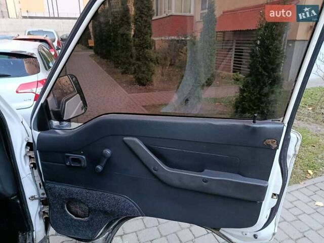 Белый Хендай Н 100, объемом двигателя 2.5 л и пробегом 250 тыс. км за 2499 $, фото 19 на Automoto.ua