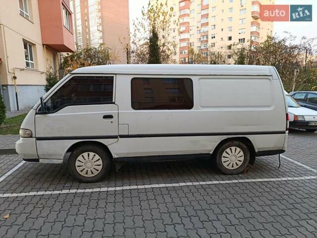 Белый Хендай Н 100, объемом двигателя 2.5 л и пробегом 250 тыс. км за 2499 $, фото 2 на Automoto.ua