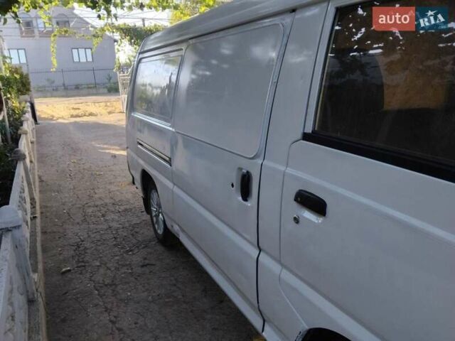 Белый Хендай Н 100, объемом двигателя 2.5 л и пробегом 330 тыс. км за 2000 $, фото 5 на Automoto.ua