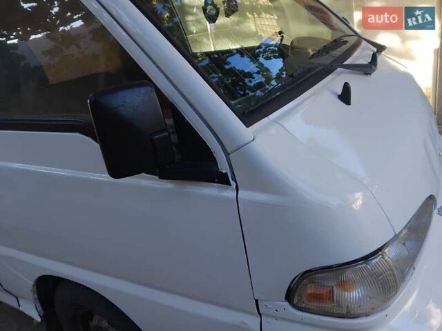 Белый Хендай Н 100, объемом двигателя 2.5 л и пробегом 330 тыс. км за 2000 $, фото 6 на Automoto.ua