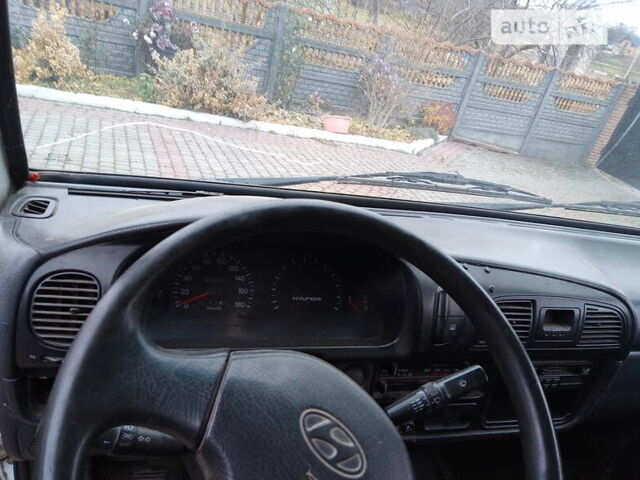 Белый Хендай Н 100, объемом двигателя 2.5 л и пробегом 270 тыс. км за 2500 $, фото 3 на Automoto.ua