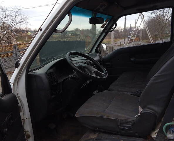 Белый Хендай Н 100, объемом двигателя 2.5 л и пробегом 270 тыс. км за 2500 $, фото 2 на Automoto.ua