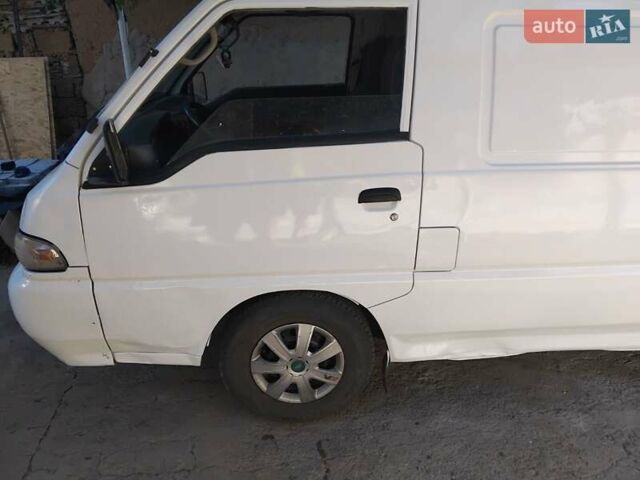 Белый Хендай Н 100, объемом двигателя 2.5 л и пробегом 330 тыс. км за 2000 $, фото 3 на Automoto.ua