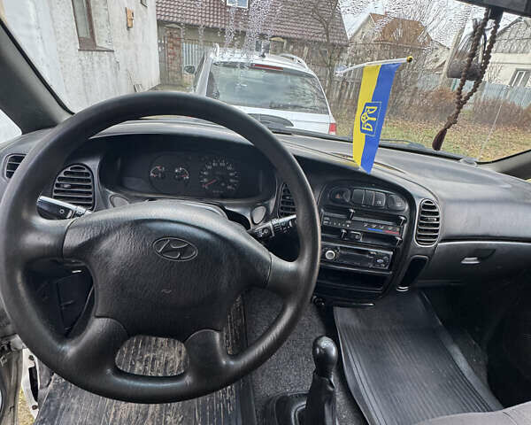 Белый Хендай Н 100, объемом двигателя 2.48 л и пробегом 184 тыс. км за 2800 $, фото 6 на Automoto.ua