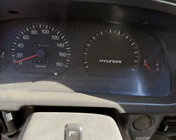 Белый Хендай Н 100, объемом двигателя 2.5 л и пробегом 220 тыс. км за 2300 $, фото 4 на Automoto.ua