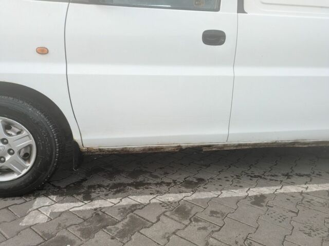 Белый Хендай Н 100, объемом двигателя 2.5 л и пробегом 400 тыс. км за 2335 $, фото 2 на Automoto.ua