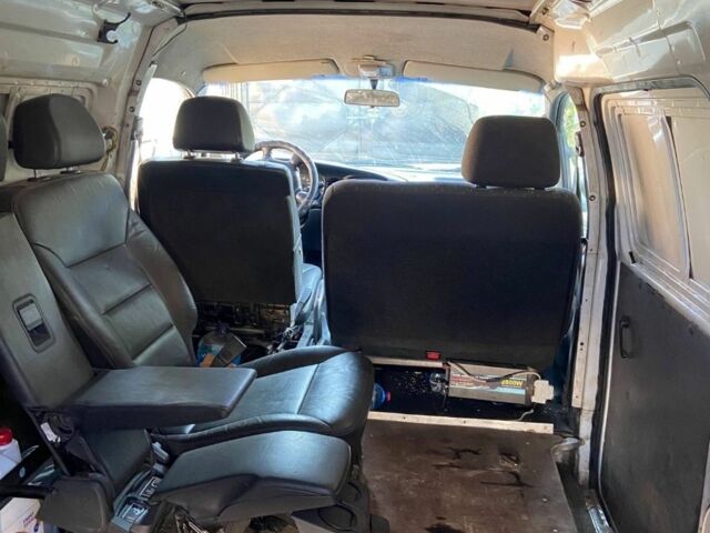 Белый Хендай Н 100, объемом двигателя 2.5 л и пробегом 400 тыс. км за 2335 $, фото 6 на Automoto.ua