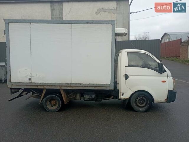 Белый Хендай Н 100, объемом двигателя 2.5 л и пробегом 370 тыс. км за 3500 $, фото 2 на Automoto.ua