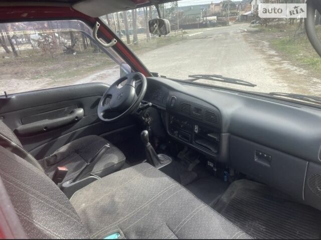 Красный Хендай Н 100, объемом двигателя 2.5 л и пробегом 187 тыс. км за 3000 $, фото 5 на Automoto.ua