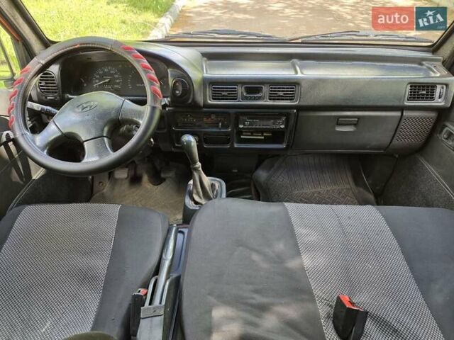 Красный Хендай Н 100, объемом двигателя 2.5 л и пробегом 319 тыс. км за 3500 $, фото 24 на Automoto.ua