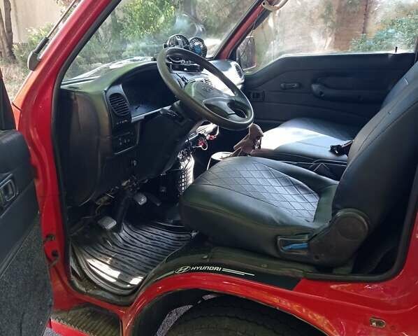 Красный Хендай Н 100, объемом двигателя 2.5 л и пробегом 60 тыс. км за 3300 $, фото 1 на Automoto.ua