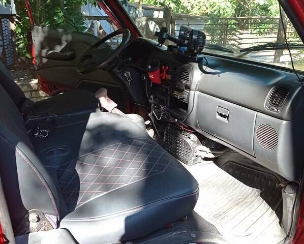 Красный Хендай Н 100, объемом двигателя 2.5 л и пробегом 60 тыс. км за 3300 $, фото 2 на Automoto.ua