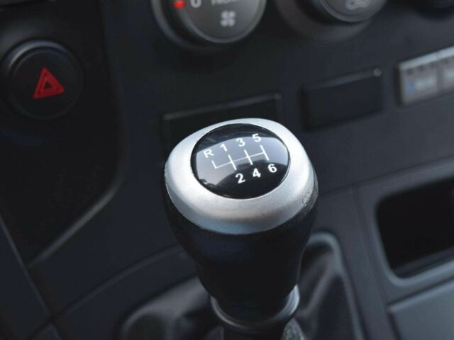 Серый Хендай Н 100, объемом двигателя 2.5 л и пробегом 194 тыс. км за 8900 $, фото 16 на Automoto.ua