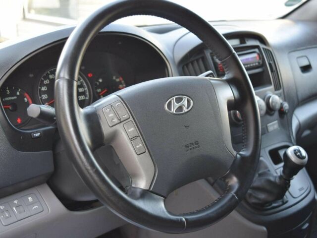 Серый Хендай Н 100, объемом двигателя 2.5 л и пробегом 194 тыс. км за 8900 $, фото 6 на Automoto.ua