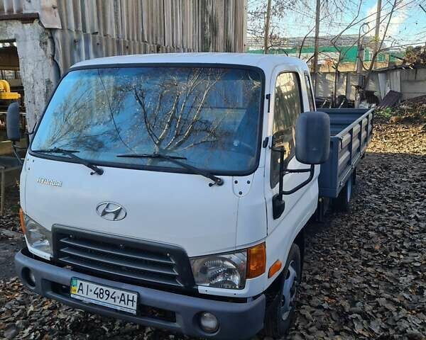 Белый Хендай НД 65, объемом двигателя 3.3 л и пробегом 215 тыс. км за 9500 $, фото 5 на Automoto.ua