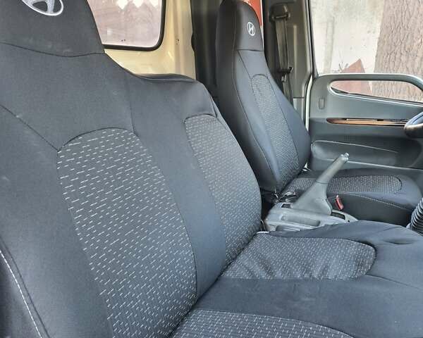 Белый Хендай НД 65, объемом двигателя 3.3 л и пробегом 215 тыс. км за 9500 $, фото 7 на Automoto.ua