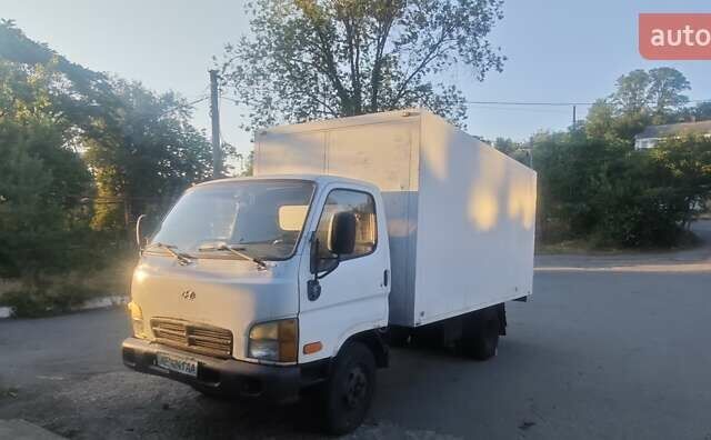 Белый Хендай НД 65, объемом двигателя 3.6 л и пробегом 250 тыс. км за 4800 $, фото 2 на Automoto.ua