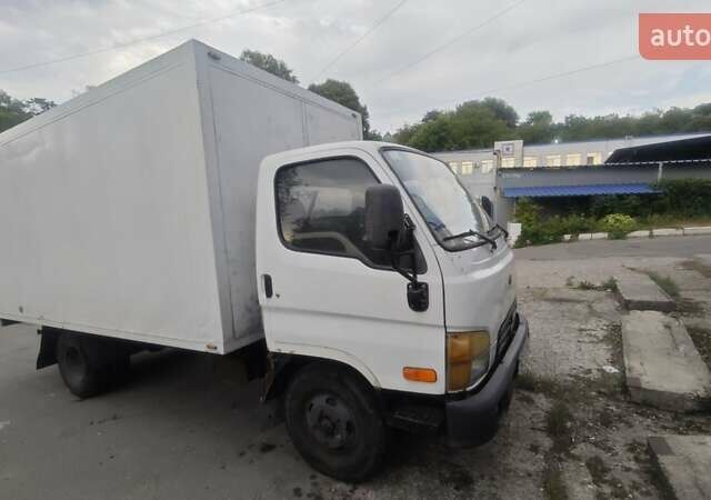 Белый Хендай НД 65, объемом двигателя 3.6 л и пробегом 250 тыс. км за 4800 $, фото 3 на Automoto.ua