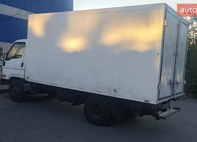 Белый Хендай НД 65, объемом двигателя 3.6 л и пробегом 250 тыс. км за 4800 $, фото 6 на Automoto.ua