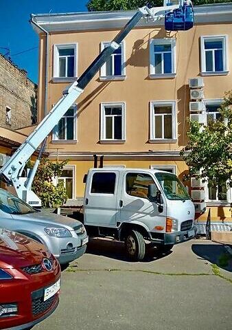 Белый Хендай НД 65, объемом двигателя 4 л и пробегом 150 тыс. км за 36000 $, фото 4 на Automoto.ua