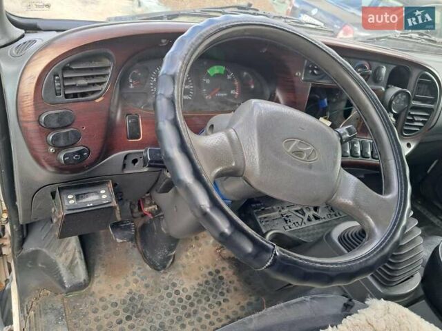 Белый Хендай НД 65, объемом двигателя 3.3 л и пробегом 350 тыс. км за 7700 $, фото 4 на Automoto.ua