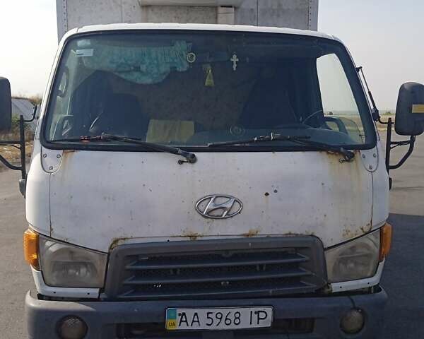 Белый Хендай НД 72, объемом двигателя 3.3 л и пробегом 765 тыс. км за 4300 $, фото 2 на Automoto.ua