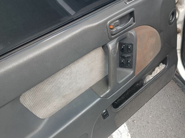 Белый Хендай Лантра, объемом двигателя 1.5 л и пробегом 200 тыс. км за 783 $, фото 4 на Automoto.ua