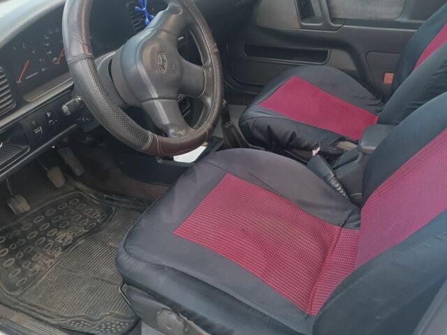 Белый Хендай Лантра, объемом двигателя 1.5 л и пробегом 200 тыс. км за 783 $, фото 5 на Automoto.ua