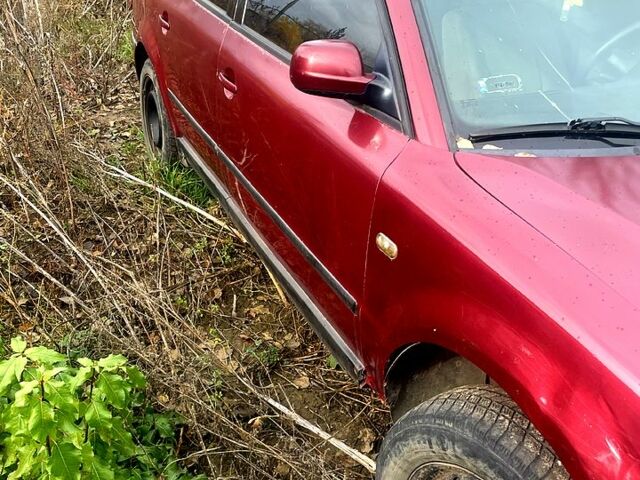 Червоний Хендай Лантра, об'ємом двигуна 1.6 л та пробігом 300 тис. км за 500 $, фото 4 на Automoto.ua