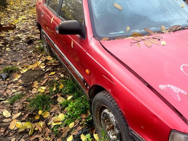 Красный Хендай Лантра, объемом двигателя 1.6 л и пробегом 300 тыс. км за 500 $, фото 1 на Automoto.ua