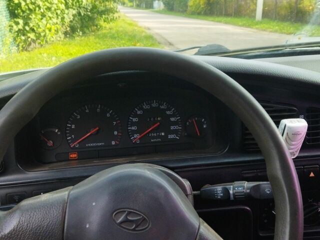 Серый Хендай Лантра, объемом двигателя 1.6 л и пробегом 350 тыс. км за 800 $, фото 8 на Automoto.ua