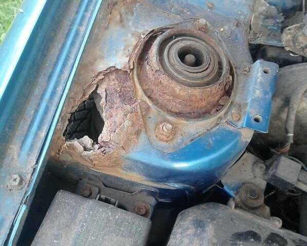 Зеленый Хендай Лантра, объемом двигателя 1.6 л и пробегом 200 тыс. км за 900 $, фото 1 на Automoto.ua