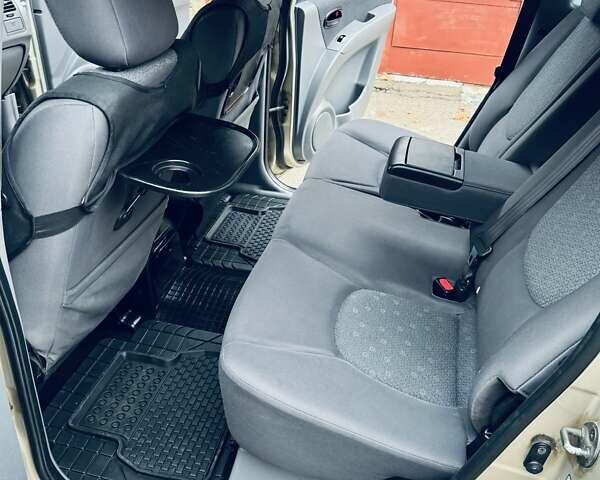 Бежевий Хендай Матрікс, об'ємом двигуна 1.6 л та пробігом 282 тис. км за 3900 $, фото 14 на Automoto.ua