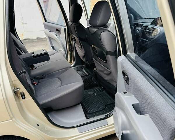 Бежевий Хендай Матрікс, об'ємом двигуна 1.6 л та пробігом 282 тис. км за 3900 $, фото 23 на Automoto.ua