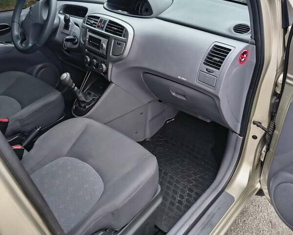 Бежевий Хендай Матрікс, об'ємом двигуна 1.49 л та пробігом 185 тис. км за 4700 $, фото 9 на Automoto.ua