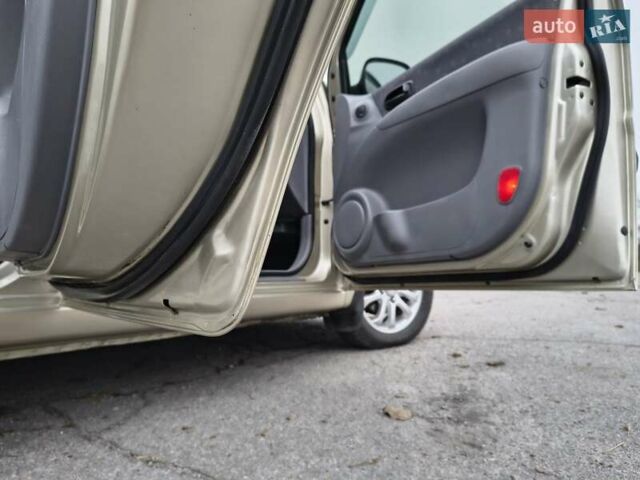 Бежевий Хендай Матрікс, об'ємом двигуна 1.49 л та пробігом 185 тис. км за 4700 $, фото 11 на Automoto.ua