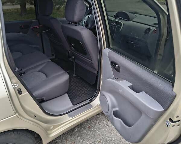 Бежевий Хендай Матрікс, об'ємом двигуна 1.49 л та пробігом 185 тис. км за 4700 $, фото 8 на Automoto.ua