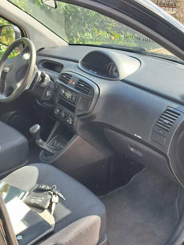 Черный Хендай Матрикс, объемом двигателя 1.6 л и пробегом 117 тыс. км за 3500 $, фото 1 на Automoto.ua